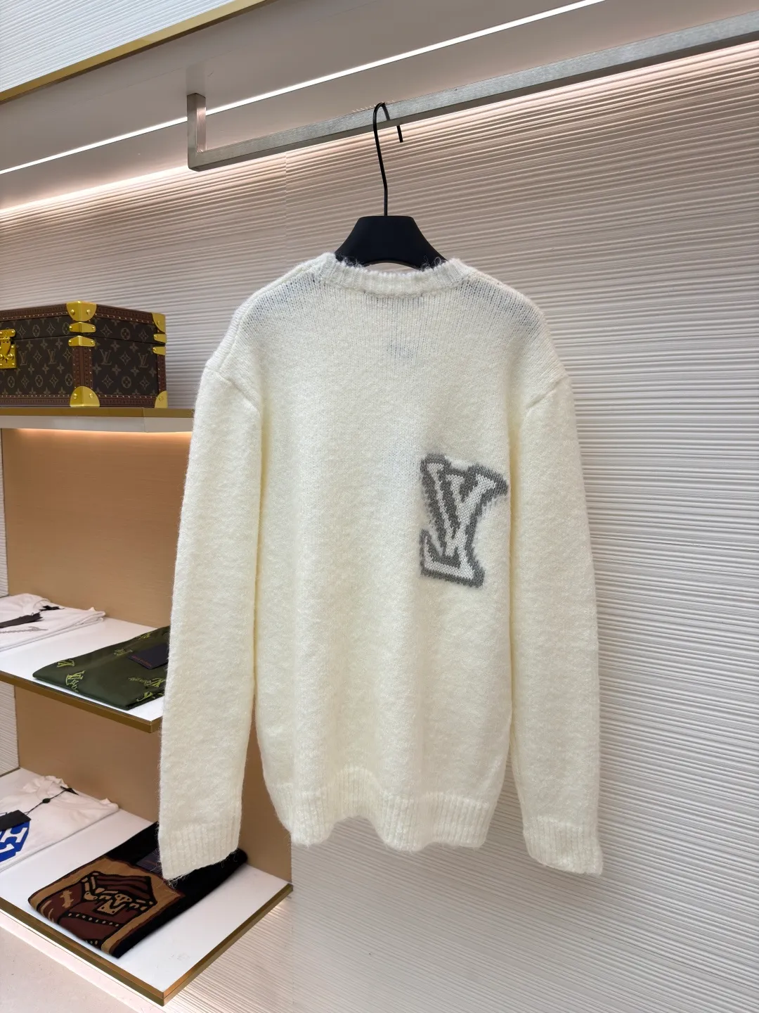 LOUIS VUITTON double-sided intarsia sweater ●Original version: purchased and developed for 12200 ●Item number: 1680923-A85 ●Fabric: wool blended fabric ●Technology: knitted intarsia production ●Version: fitted version ●Weight: about 620 grams ●Size: S-M-L-XL ●Description: Made of custom-woven and dyed sheep wool 65% cotton% 20 Spandex 15%. The special washing process is very soft and skin-friendly. It has 7 knitting workers. The thickness of each stitch of the inlay on the clothing logo is consistent with ZP. The back logo is mirror inlay. This crew-neck sweater is made of a blend of sheep wool and yak hair, and uses thick yarn to create a comfortable texture. The contrasting LV logo is integrated into the knitted fabric, and the mirror-effect logo is cleverly displayed on the rear. The casual and elegant design makes it easy to style your weekend look. The overall wiring is straight and delicate, the fabric is comfortable and soft, and the color is consistent without color difference. It can be matched with the same style to create a fashionable look and control various occasions. Customized accessories, complete with three standards, same style for men and women!